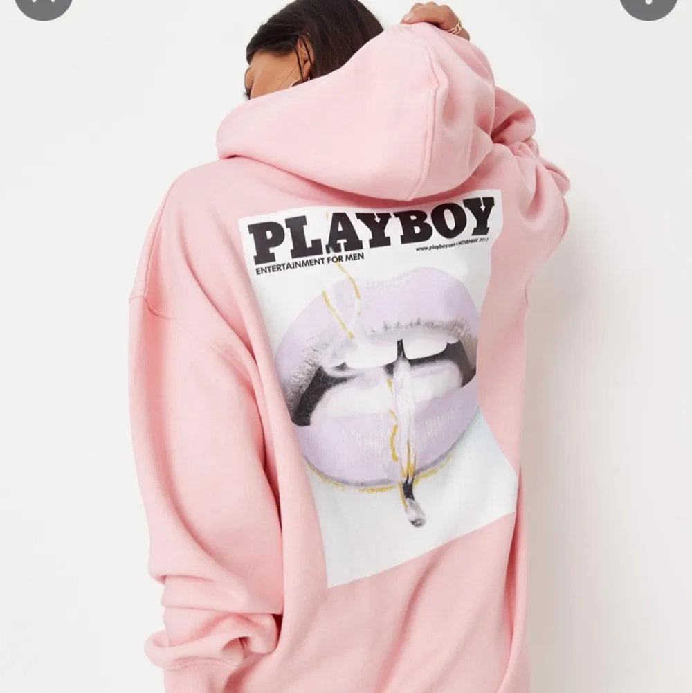 En rosa playboy hoodie från missguided. Används inte längre och nästan aldrig använd. Storlek 32 men oversized. Hör av er för bilder. Hoodies.