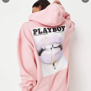 En rosa playboy hoodie från missguided. Används inte längre och nästan aldrig använd. Storlek 32 men oversized. Hör av er för bilder