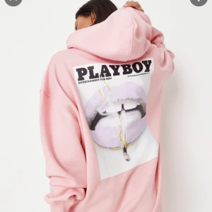 Rosa playboy hoodie - En rosa playboy hoodie från missguided. Används inte längre och nästan aldrig använd. Storlek 32 men oversized. Hör av er för bilder