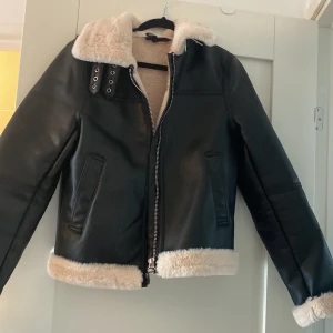 Säljer jacka  - Använd väldigt få antal gånger , som ny !  Storlek xs 