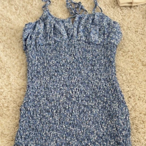 Klänning  - En klänning helt oanvänd då det var fel storlek köpt för 250. 