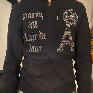 Rhinestone hoodie stl m - Tröjan är i stl M, har inte använt den någon gång bara öppnad och testad  köparen står för frakten 