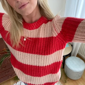 Saint Tropez - Stickad tröja  - Säljer denna fina färgglada tröja från Saint Tropez! Helt oanvänd och i fint skick! Perfekt till hösten/vintern. Tröjan är i storlek S men passar även en M! Tar emot swish 😊🌸