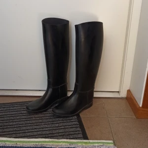 Ridstövlar  - Ridstövlar köpta på Hööks andvända få gånger finns lite repor på båda. 
