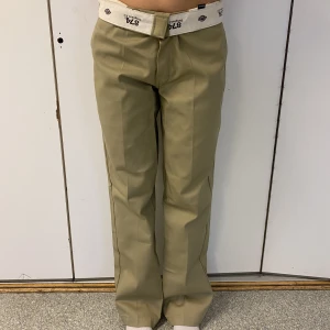 Dickies 874 byxor - Säljer pga används inte, passar bra nedvikta men viker man upp dom blir dom lite större. Använda 1 eller 2 ggr