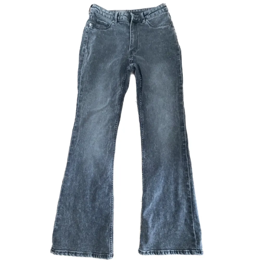 Högmidjade gråa jeans med flare från HM! Använd några gånger men säljer pga inte förtjust i färgen. Skriv vid frågor💞. Jeans & Byxor.