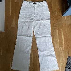 Linnebyxor - Säljer mina fina linnebyxor från Carin Wester som bara använts en gång! De är vida och passar perfekt en varm sommardag. 