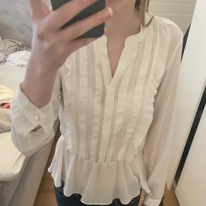 Blus - söt blus från HM💕 stl 38, som referens är jag 170cm och har oftast S. Inga defekter. ⭐️ANVÄND GÄRNA KÖP NU ⭐️