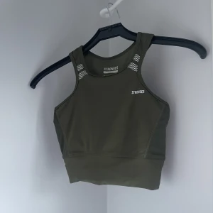 Stronger topp - Säljer denna snyggan använd ett fåtal gånger då den är alldeles för liten på mig! Nypris (400kr) köparen står för frakten 💗