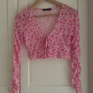 Rosa topp med hjärtan, Shein - Super söt rosa topp med hjärtan på från Shein. Lite genomskinlig, storlek S. Säljer då den inte kommer till användning🫶🏼☺️