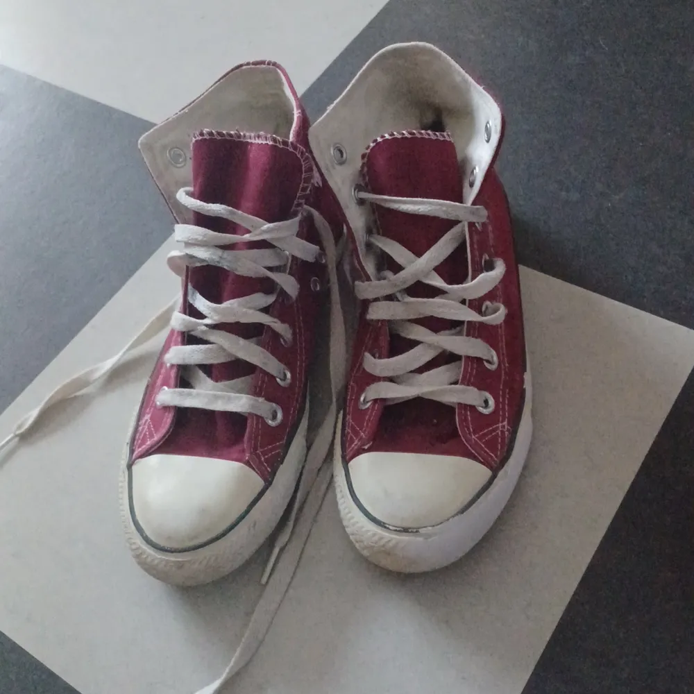 Röda Converse, i använt skick. De är slitna på märket på sidan men fyller sin funktion.Säljer då de är lite för små för mig. Pris går att diskuteras💗 skriv om du har frågor eller vill ha fler bilder!. Skor.