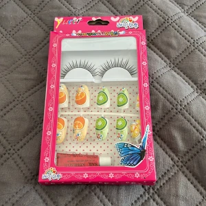 Smink  - Jätte gulliga lösnaglar med lim. Och ögonfransar. Inte öppnad