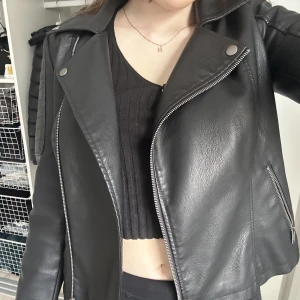 Skinnjacka - Superfin skinnjacka som nästintill aldrig kommit till användning. Inga defekter då den hängt i garderoben och tagit plats bara💕