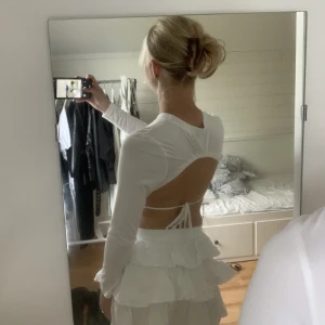 Topp som knyts i ryggen - En super snygg topp som är öppen i ryggen, den är lite genomskinlig i tyget men märks knappt om man har en vit eller beige bh. 