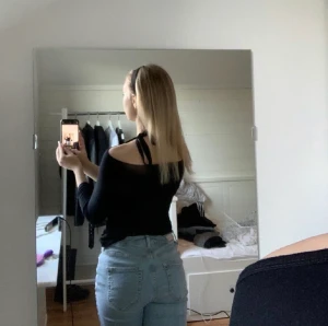 Topp knyts i ryggen - Tröja med knytning uppe på ryggen, super snygg och passar till allt. Den är väldigt stilren och har 3/4 armar. Tröjan är helt otrolig skön i materialet.  