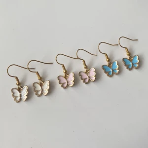 Örhängen  - Super gulliga fjärils örhängen för endast 35kr!! Jag står för frakten ☺️ 