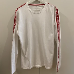 Långarmad tröja vit strl M - Vit Långarmad tröja i strl M