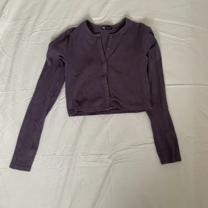 Kort lila top med knappar  - Lila topp från Zara med knappar, croppad och tajt 