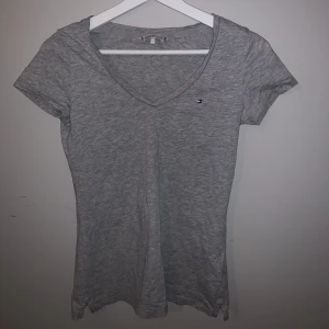 Tommy hilfiger tshirt - Tshirt från tommy hilfiger som är i fint skick då den endast använts ett fåtal gånger❤️små slits vid sidorna (skriv för fler bilder)