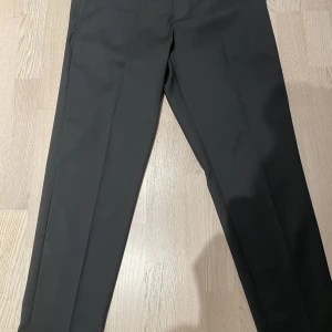 Filippa K kostymbyxor  - Säljer nu dessa Filippa k kostymbyxor då de blivit för små annars väldigt sköna byxor, byxorna ser helt nya ut o inga fläckar eller liknande. Pris kan diskuteras köpta på sanderlins 