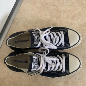 Converse All⭐️star  - Säljer ett par korta äkta Converse all star. Fräscha och inte alls mycket använda. ✨   Har legat i sko skåpet ett bra tag, så bättre om dom kommer till användning. 👏🏼