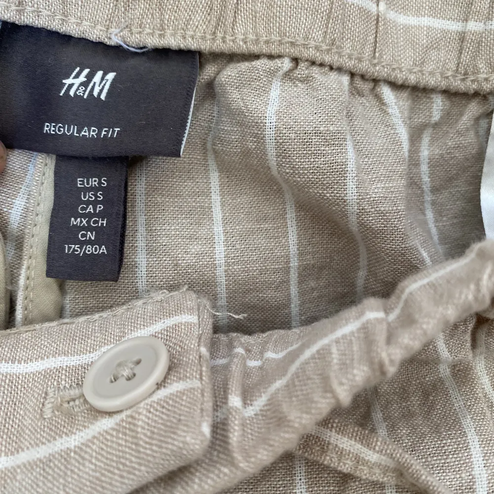 Super fina linne byxor köpta här på Plick som tyvärr var för stora, mer information privat💕. Jeans & Byxor.