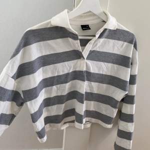 Långärmad randig tröja från Gina, i storlek XS. Bara använd en gång och är i mycket bra sick! 💗