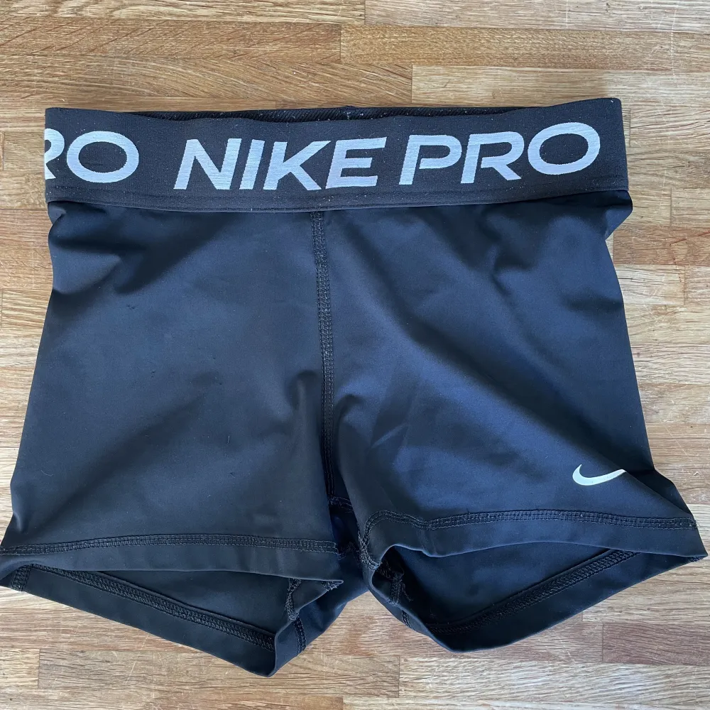 Säljer dessa snygga shorts från Nike, använda men fortfarande i bra skick, lite noppriga se bild 3, hör av dig vid fler bilder/frågor! 💗. Shorts.