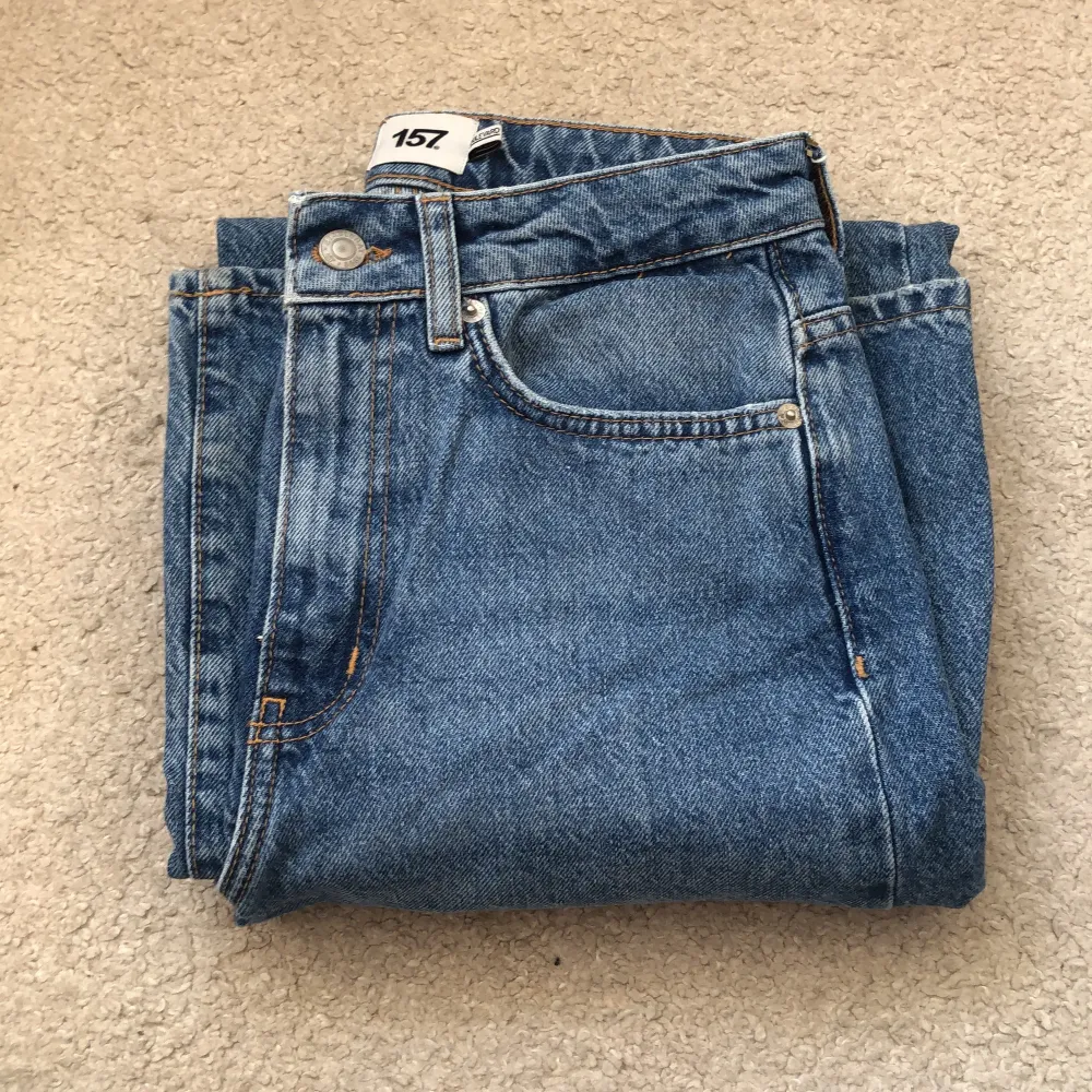 Blå jeans från lager 157, använda några gånger men i väldigt bra skick.  Byxorna har hål på båda knäna. Jeans & Byxor.