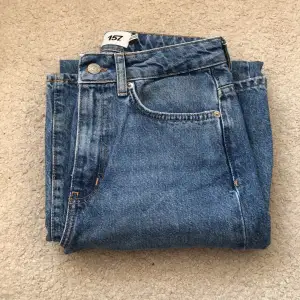 Blå jeans från lager 157, använda några gånger men i väldigt bra skick.  Byxorna har hål på båda knäna
