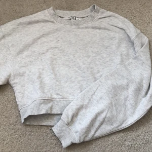 Tröja - Grå tröja från H&M, jättefin men för liten. Använd 3 ggr så i mycket bra skick 