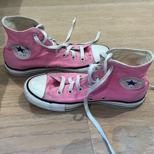 Rosa Converse - Superfina converse, tyvärr har de vissa små defekter men inget man tänker på tycker jag, annars gott skick 🥂