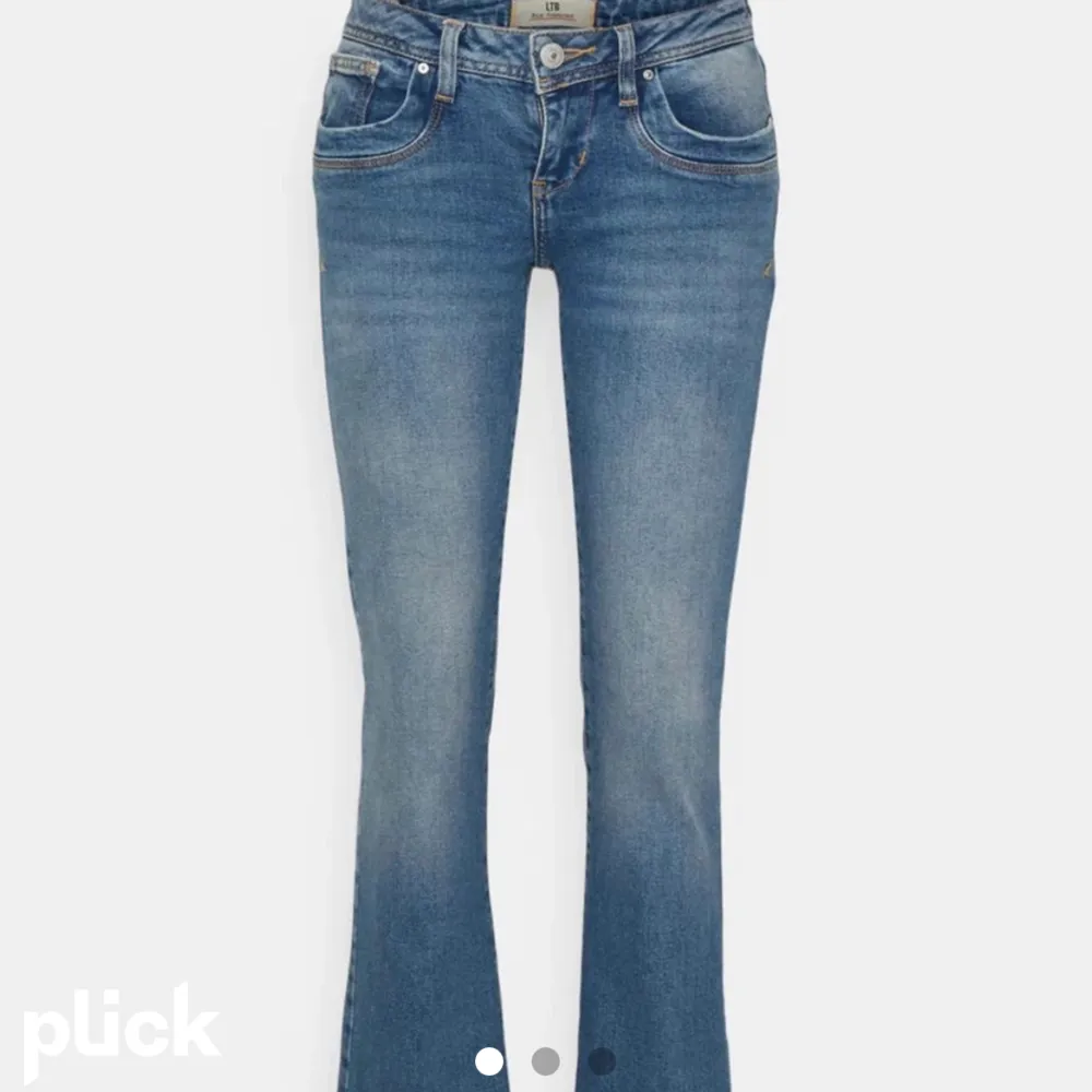 Säljer dessa lågmidjade Ltb jeans i modellen Valerie. Jeansen är lite för stora för mig, därav säljer jag dom.💕 Endast använde ett par gånger så dom är i nyskick. Höjer priset då det är många som vill köpa. Köp direkt för 800kr💓💓. Jeans & Byxor.