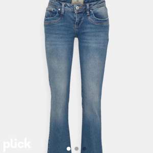 Säljer dessa lågmidjade Ltb jeans i modellen Valerie. Jeansen är lite för stora för mig, därav säljer jag dom.💕 Endast använde ett par gånger så dom är i nyskick. Höjer priset då det är många som vill köpa. Köp direkt för 800kr💓💓