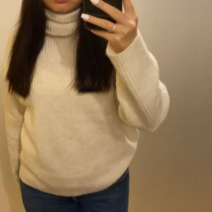 Turtle neck  - Säljer denhär fina ribbade turtle neck tröjan som är använd så få gånger 