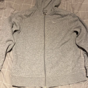 Nike tröja  - En ny Nike tröja i grå. Inga slitningar. Tröjan är i mycket bra skick skulle vilja ha de för 130 men kan också sänka mej. Den är i storlek xs-s skulle jag säga 