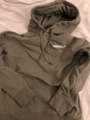 Huvtröja  - Gymshark. Storleken är mellan XXS-XS. En liten defekt på baksidan, pga. mitt lypsyl hamnade i tvätten. Går dock med stor sannolikhet bort efter några tvättar! Priset kan diskuteras. 