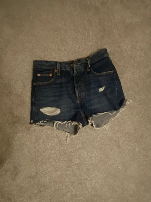 Jeansshorts  - Jeansshorts från Levis, aldrig använda. Värde 1000kr Säljer för 500kr