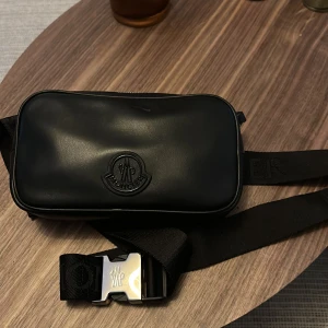 Moncler axelremsväska  - Helt ny och äkta Axel/mag väska nypris 7000