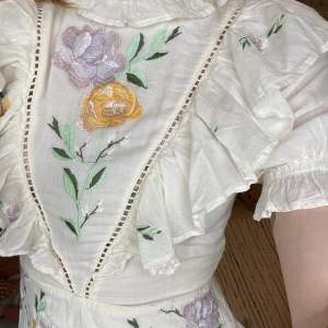 Helt sjuuukt fin vintageklänning jag köpte inför studenten. Tyvärr sitter den för tajt då jag vanligtvis är en storlek större. Vintage med broderade blommor, så unik och vacker 😩