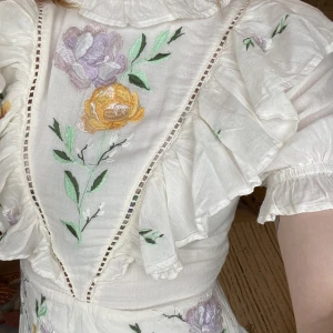 Klänning  - Helt sjuuukt fin vintageklänning jag köpte inför studenten. Tyvärr sitter den för tajt då jag vanligtvis är en storlek större. Vintage med broderade blommor, så unik och vacker 😩