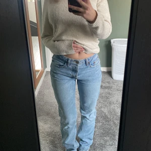 Midrise jeans - Jeans från zara i storlek 38, jättefint skick. Kan mötas upp eller frakta dom! Tvättas självklart innan💓