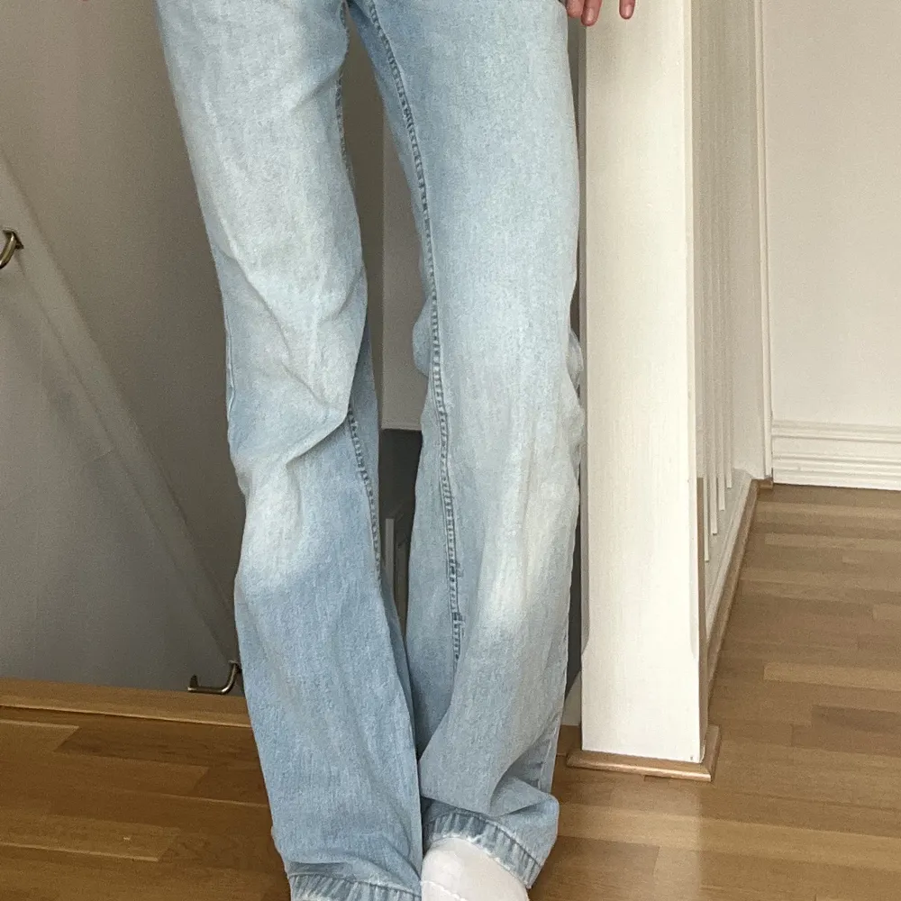 (W25) Lågmidjade levisjeans! Jag på bilden är 162 cm, brukar ha w24/25. Passar nog någon i längden 160-165 cm💕.. Jeans & Byxor.