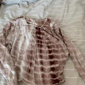 Topp - En topp med mönster . Jätte fina färger och i bra skick