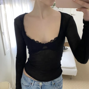 Topp - Så himla snygg och skön. Om man inte gillar att ha så genomskinligt går det att ha ett linne under☺️