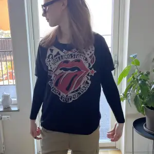 supercool Rolling Stones tshirt som inte kommer till användning pga lyssnar inte på dem. Fint skick och använd bara enstaka gånger