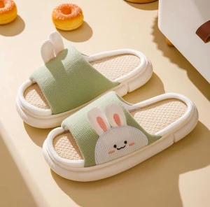 Söta tofflor - Ett par jätte söta inomhus tofflor! Helt nya och oanvända, taggen sitter fortfarande kvar. Suuuper sköna att då sulan är jätte mjuk. Storlek 38-39❤️❤️ Säljs då vi råkade köpa alldeles för många😬