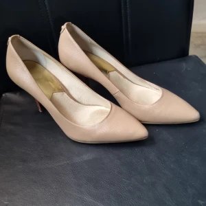 Michel kors skor - Snygga michel kors pumps. Använda men i bra skick. Storlek 5 1/2. 