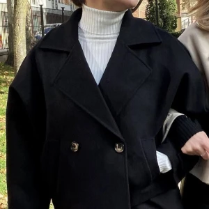 Kort kappa - Helt oanvänd kort kappa med prislapp kvar från butiken Missay. Säljer pga den inte kommit till någon användning 