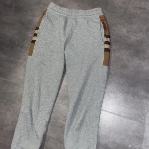 Burberry byxor - Riktigt sköna herr burberry mjukisbyxor köpta från farfetch säljes till riktigt bra pris, skicket är riktigt bra och dom har väldigt bra passform, bara att skriva i dm för fler bilder eller funderingar. Äkthetsbevis finns, nypris runt 7000